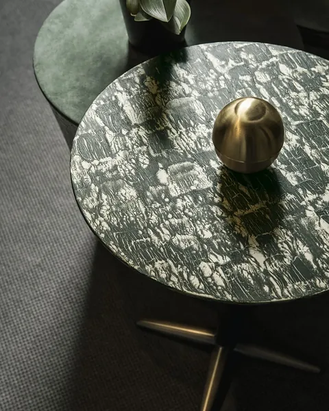 Composizione Bohemian Chic di Cantori, soggiorno moderno, idee di interior design per una villa moderna