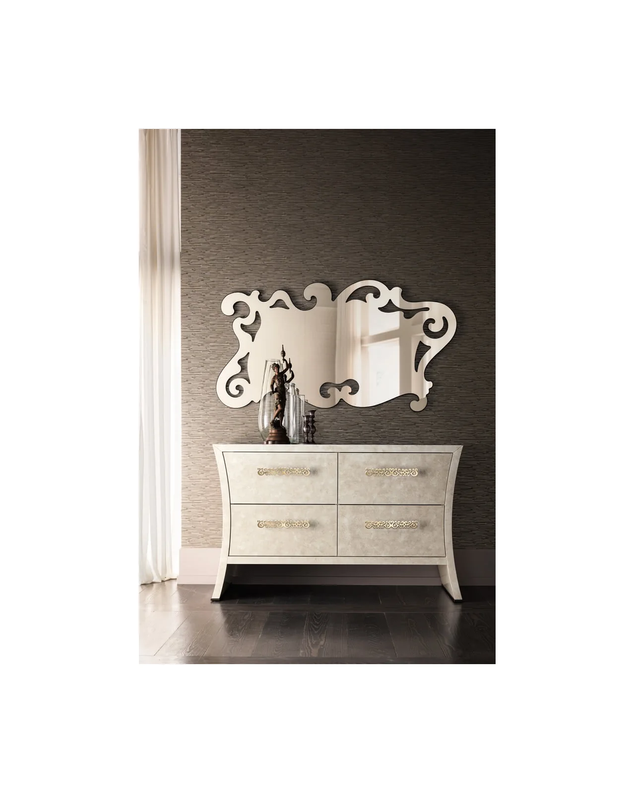 Aida Mirror by Cantori, in an interior setting, photo 3 of 5