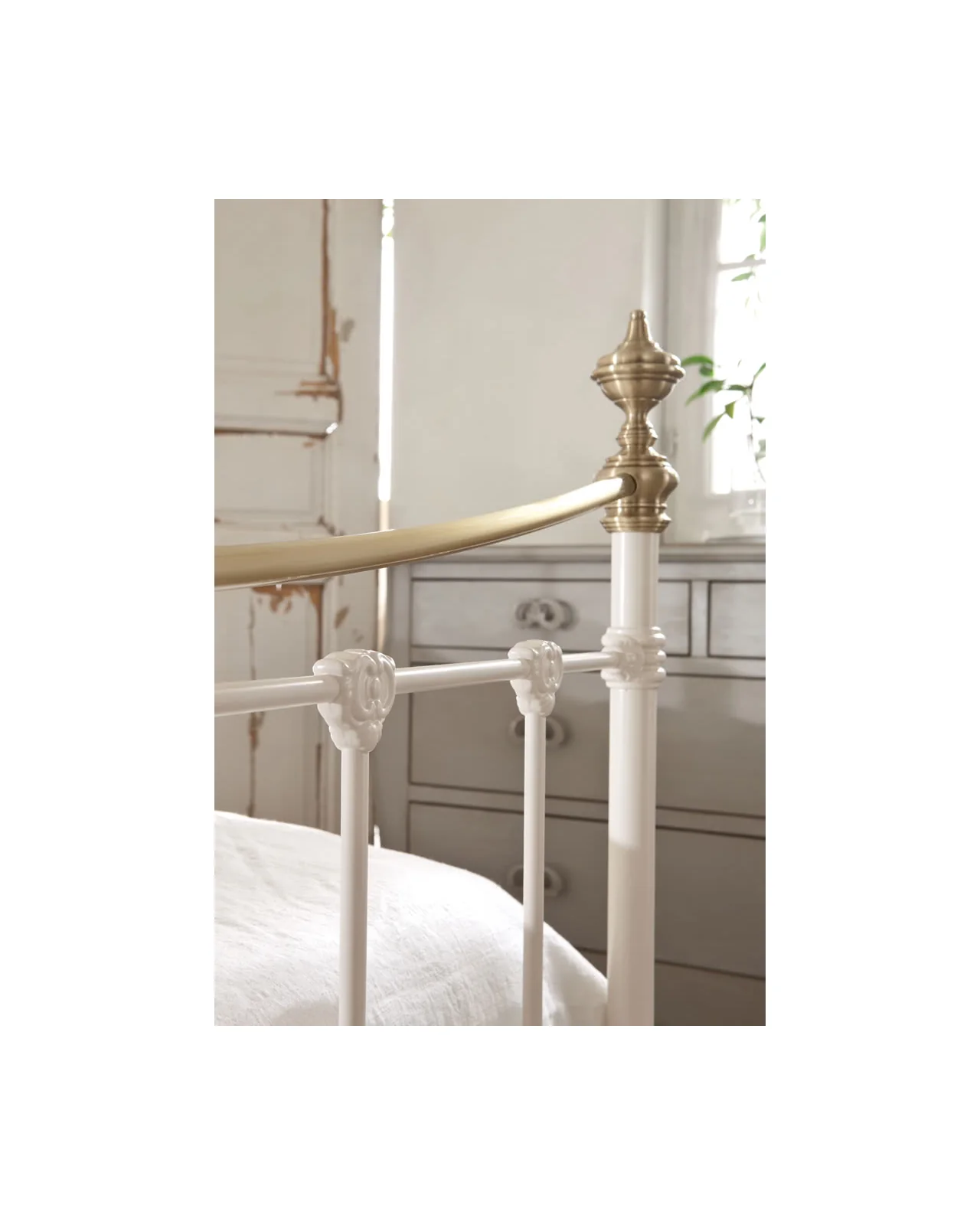 Oliver bed by Cantori, in an interior setting, photo 2 of 4, Nobili Design catalog