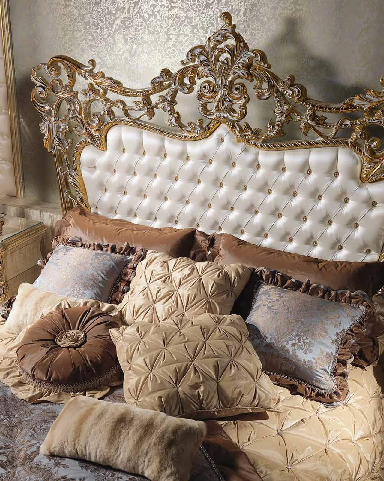 Aida Bed in Metal AD001, Cappelletti Aida collection, classic Italian bed in a classic bedroom setting, photo 2 of 2