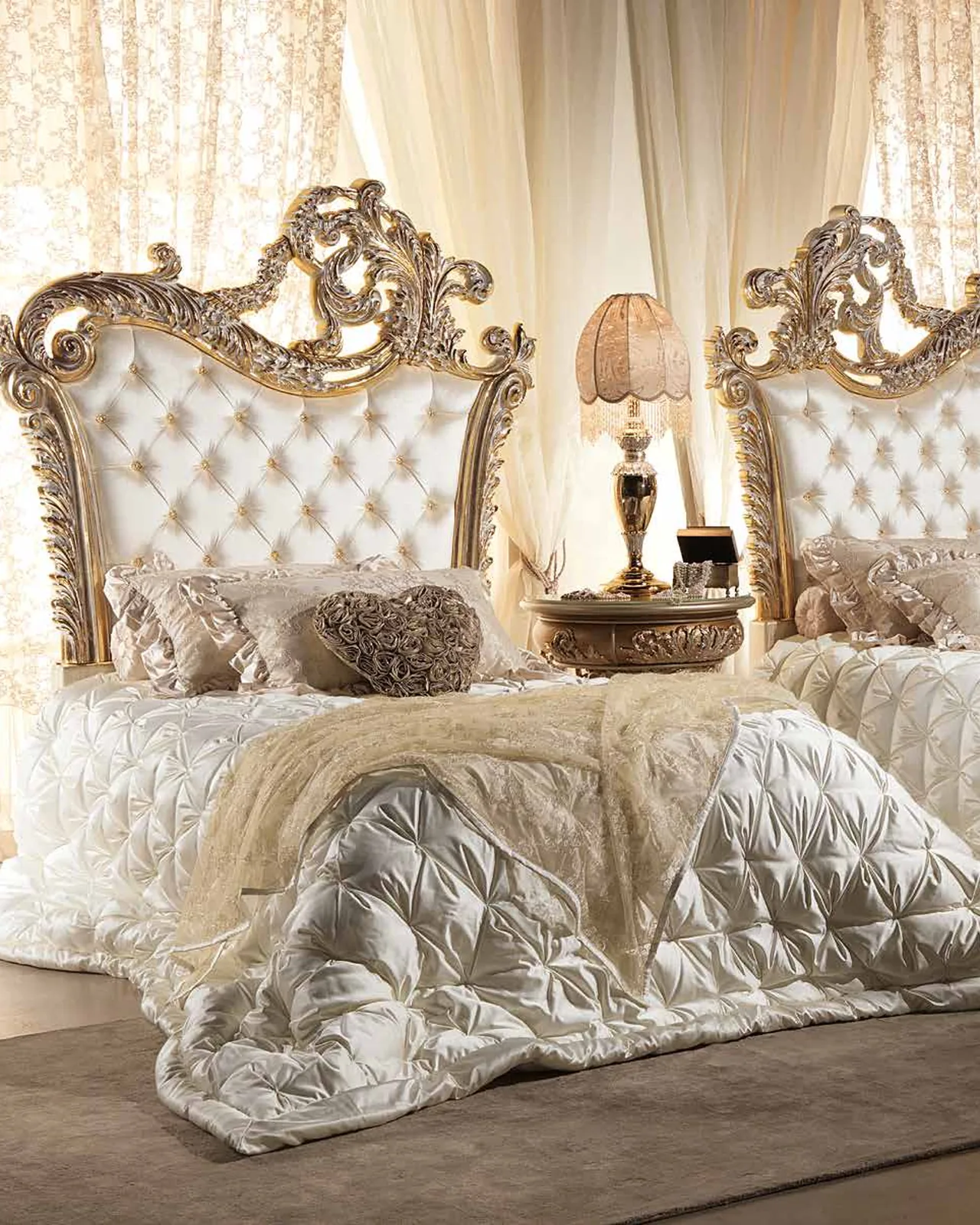 Comodino Aida N25002, collezione Aida di Cappelletti, comodino classico italiano in una camera da letto classica, foto 2 di 2