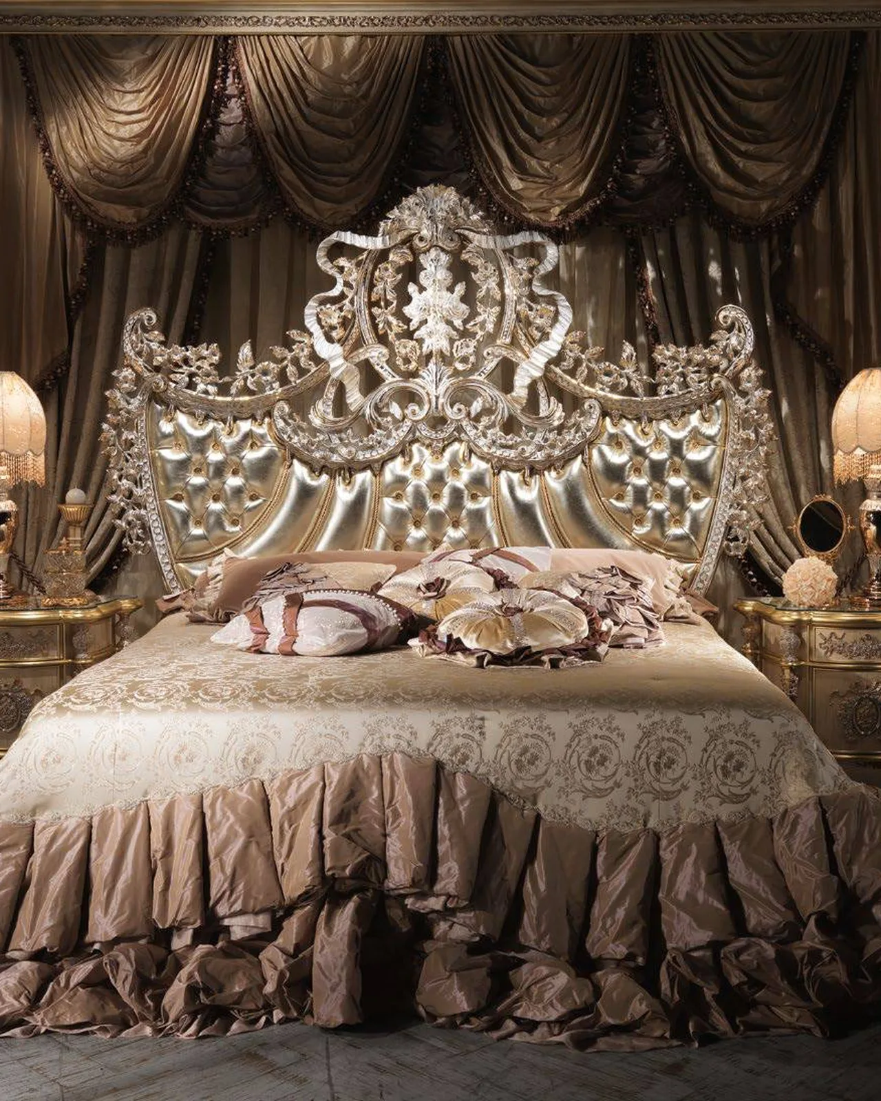 Letto Royal con pietre di cristallo RY001, collezione Royal di Cappelletti, letto classico italiano in una camera da letto classica, foto 1 di 4
