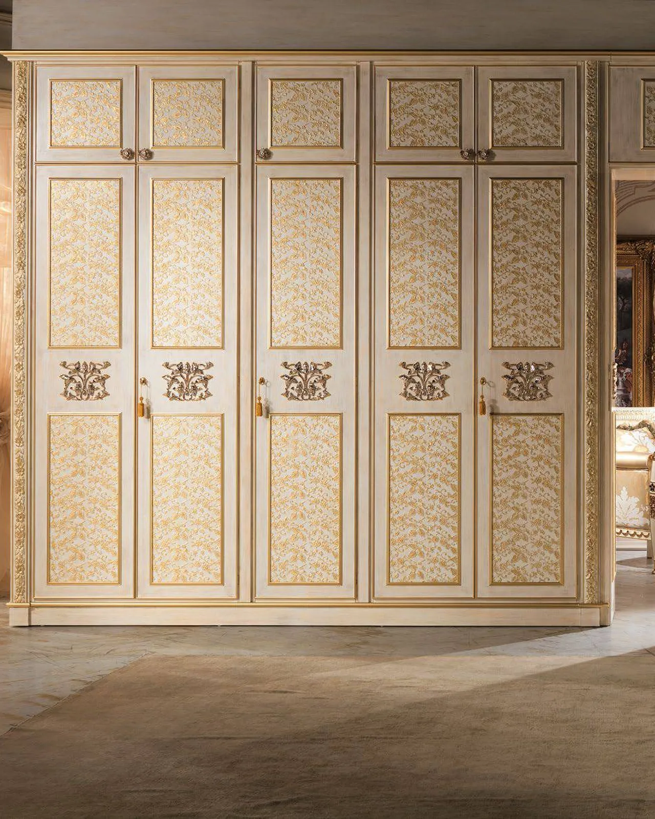 Royal Wall Wardrobe with Lace Decoration, Cappelletti Royal collection, classic Italian wardrobe in a classic bedroom setting, photo 2 of 2