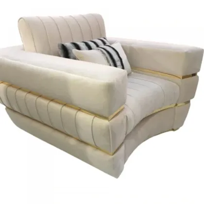 Poltrona di alta gamma della collezione Signature in morbido velluto, comfort glamour per residenze di lusso.