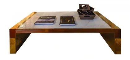Tavolino di design italiano Collier, con fianchi in tessuto scamosciato trapuntato e piano in marmo pregiato.